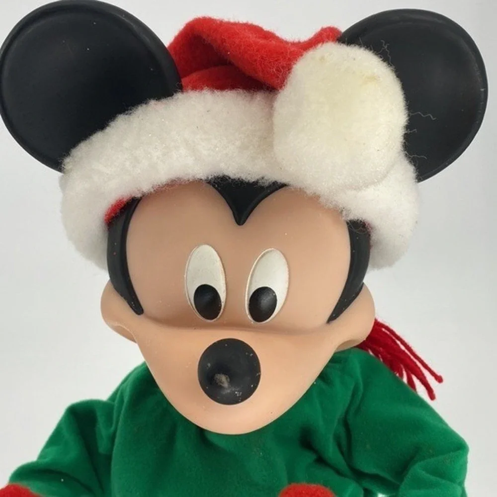 Santa's Best Mickey Unlimited 1998 Mickey Mouse Holiday Animated Ice Skater‎